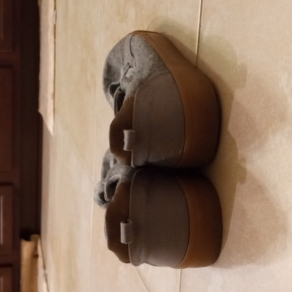 Old navy grey shoes, size 4, for boys - Picture 3 of 5